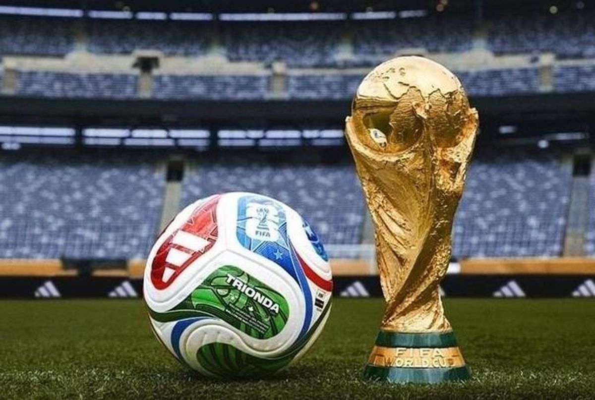 FIFA futbol sahasında hakem ve oyuncular