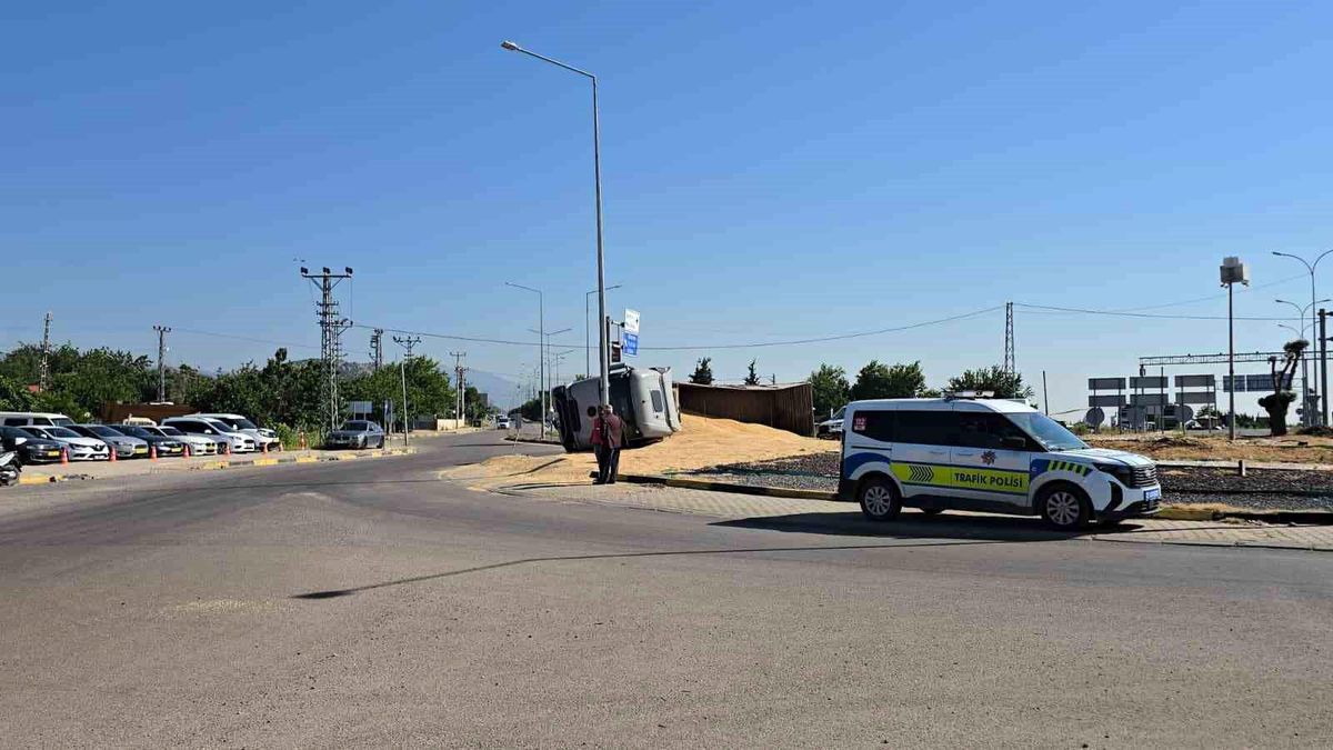 Gaziantep'in İslahiye ilçesinde devrilen arpa yüklü tır ve kaza sonrası olay yeri