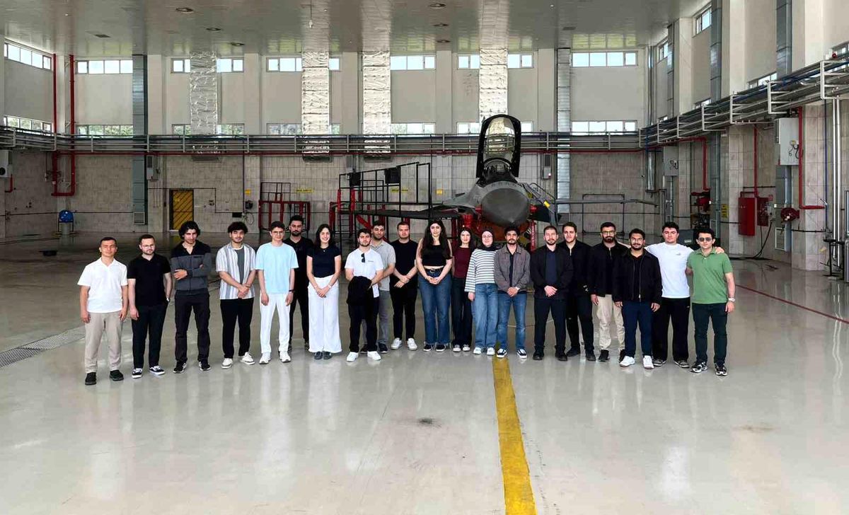 Gebze Teknik Üniversitesi öğrencileri Balıkesir 9'uncu Ana Jet Üs Komutanlığı'nda F-16 uçaklarını inceliyor.