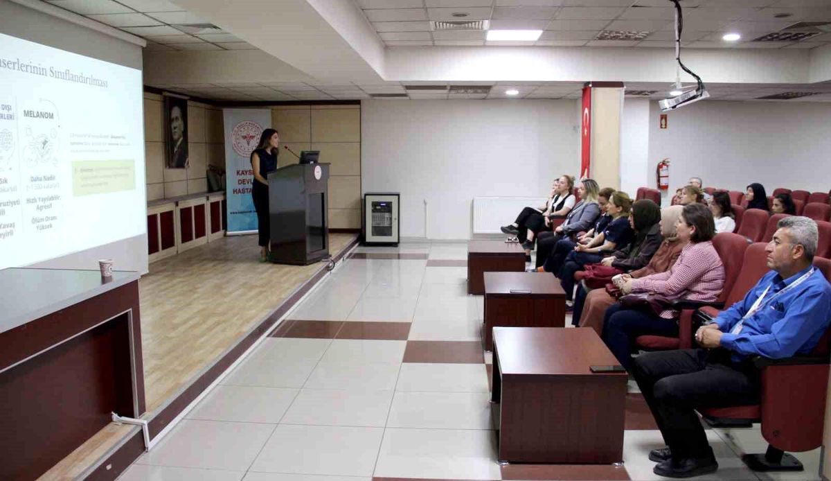 Hastane personeline 'Cilt Kanseri Farkındalık Eğitimi' verildi