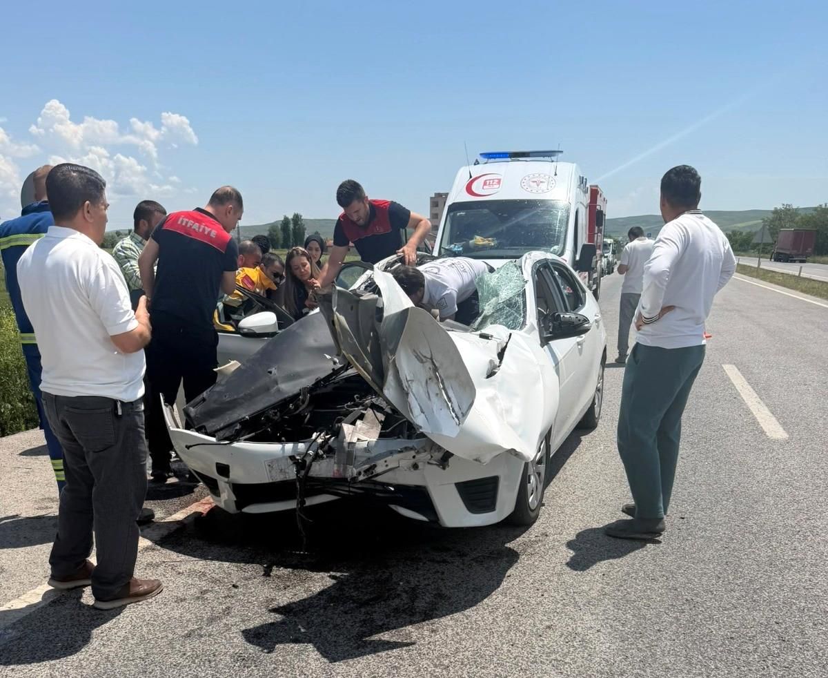 Hızlı Tren Kavşağı'nda kaza: 2 yaralı
