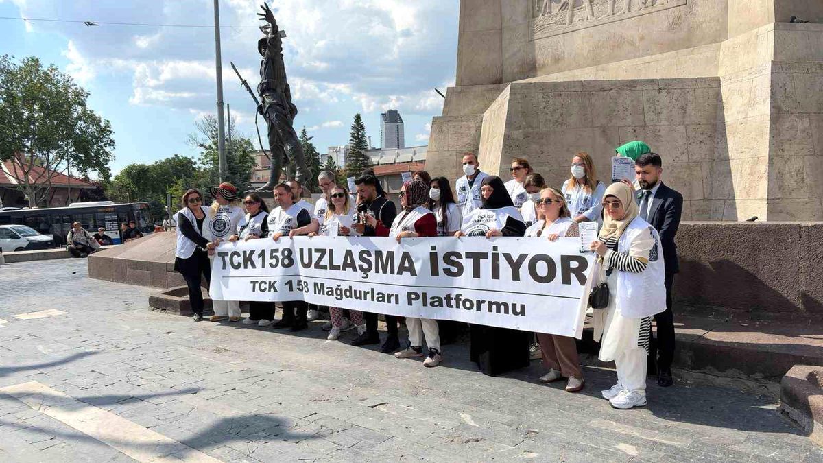 Ankara Ulus'ta toplanan IBAN mağdurları basın açıklaması yaparken