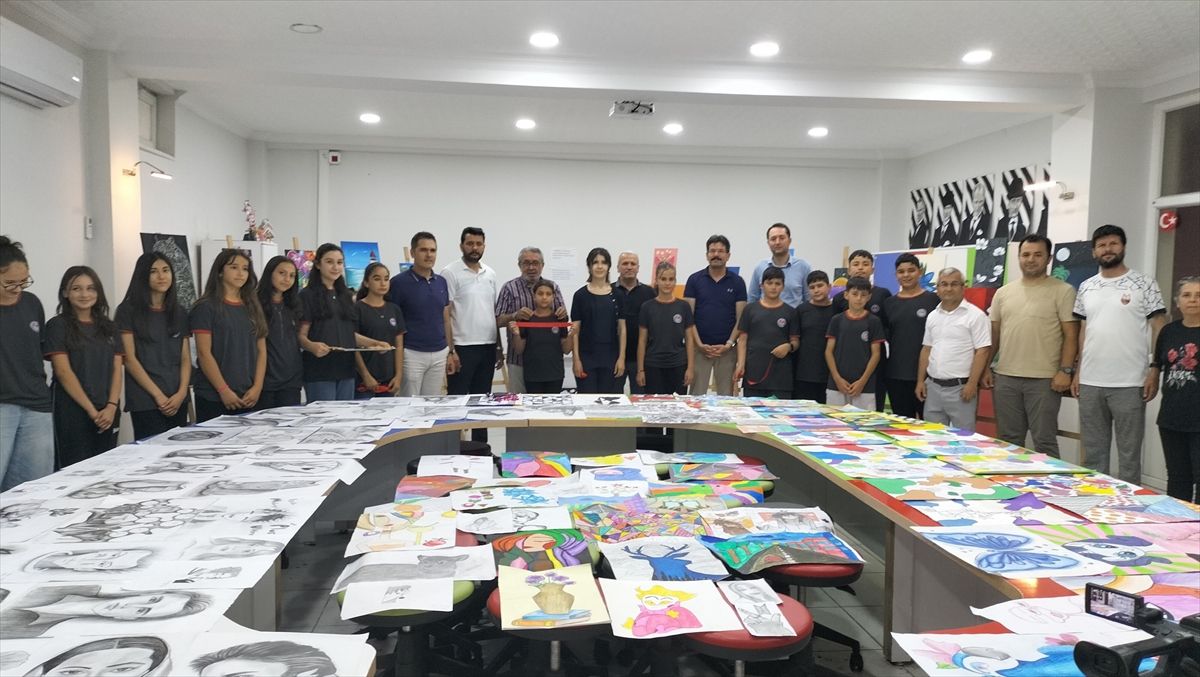 İşitme ve konuşma engelli resim öğretmeni ve öğrencilerinden 'Çevre' temalı sergi