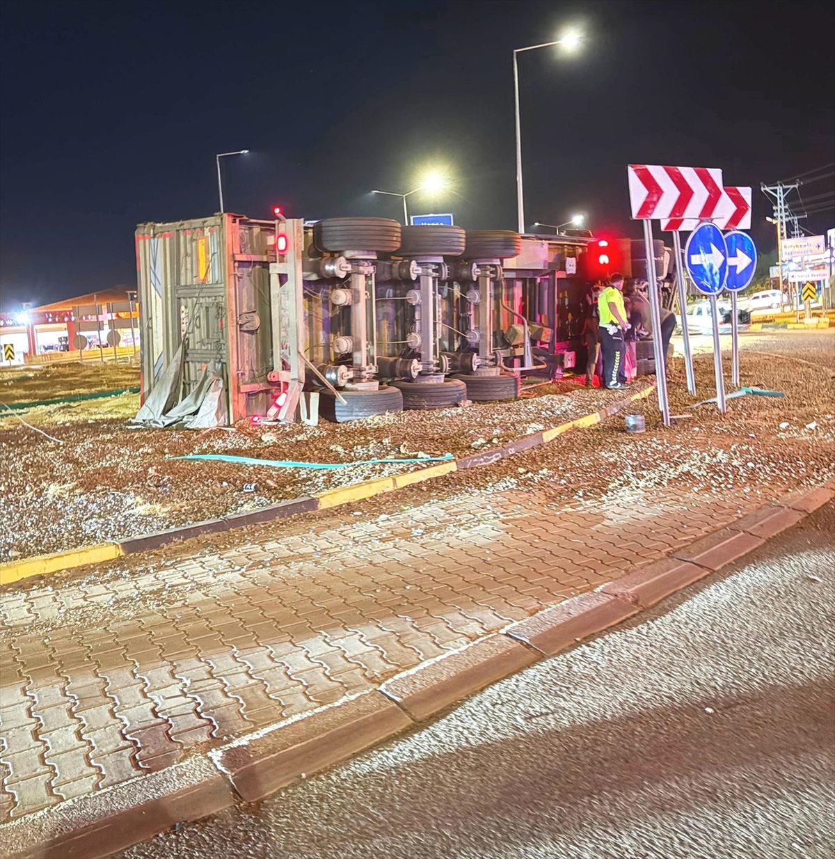 İslahiye'de devrilen arpa yüklü tırın sürücüsü yaralandı