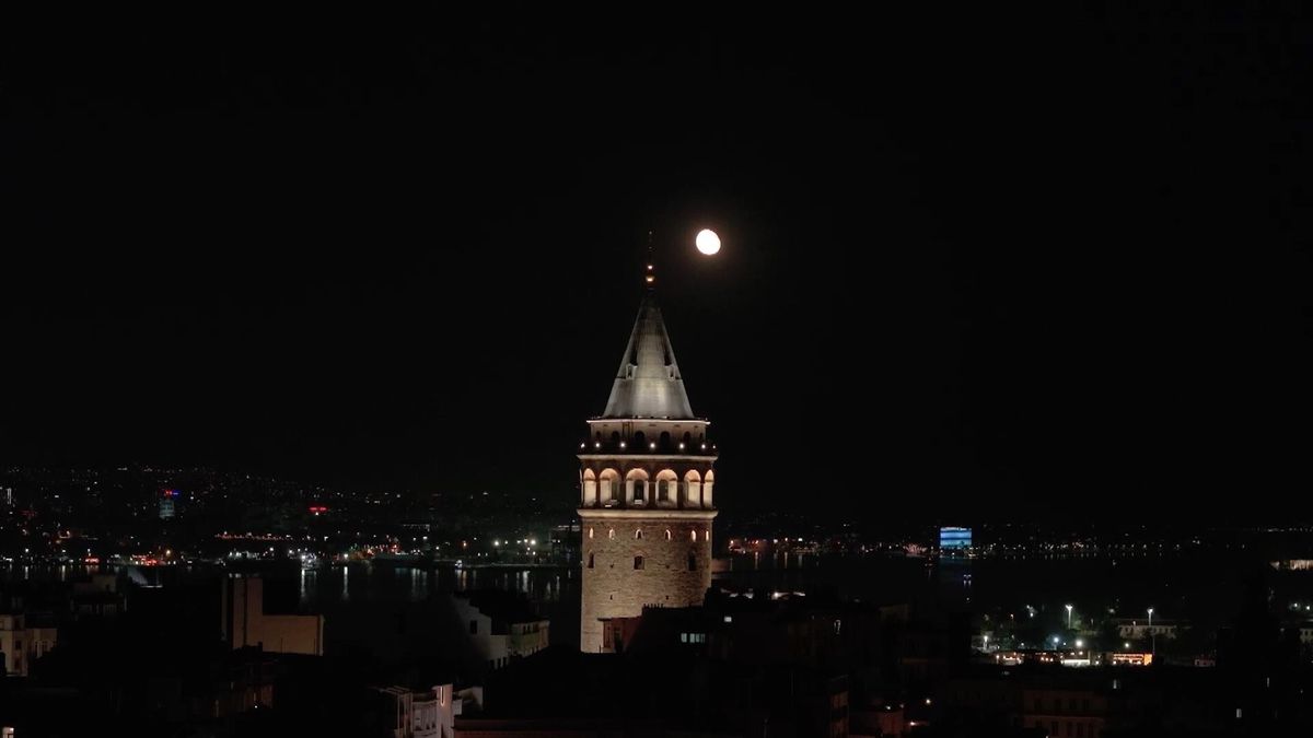 İstanbul'da dolunay seyirlik manzara oluşturdu