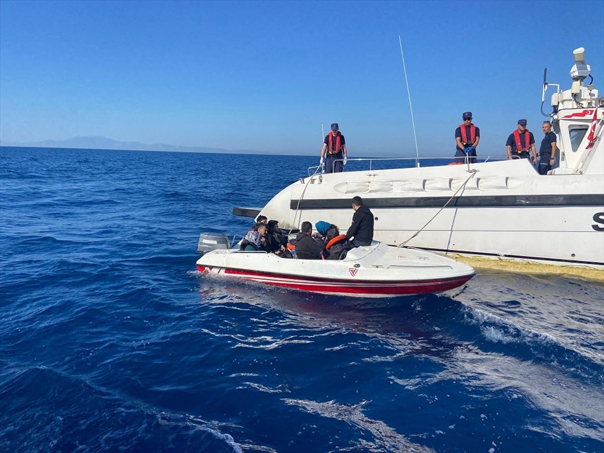 İzmir'de 19 düzensiz göçmen yakalandı, 11 göçmen kurtarıldı