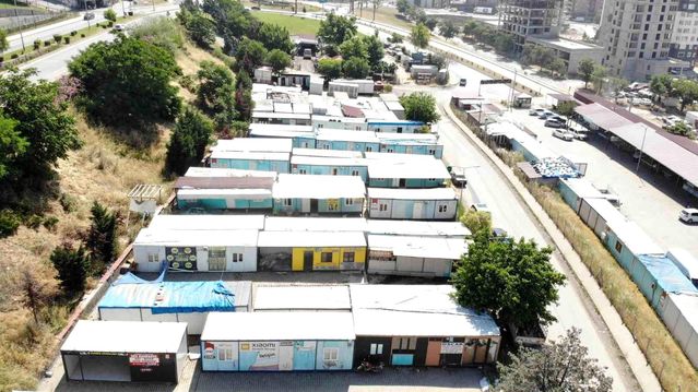 Kahramanmaraş'ta esnafa verilen konteynerler kaldırılmaya başlandı