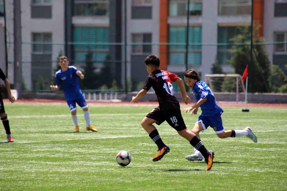 Karabük'te okul sporları futbol heyecanı başladı