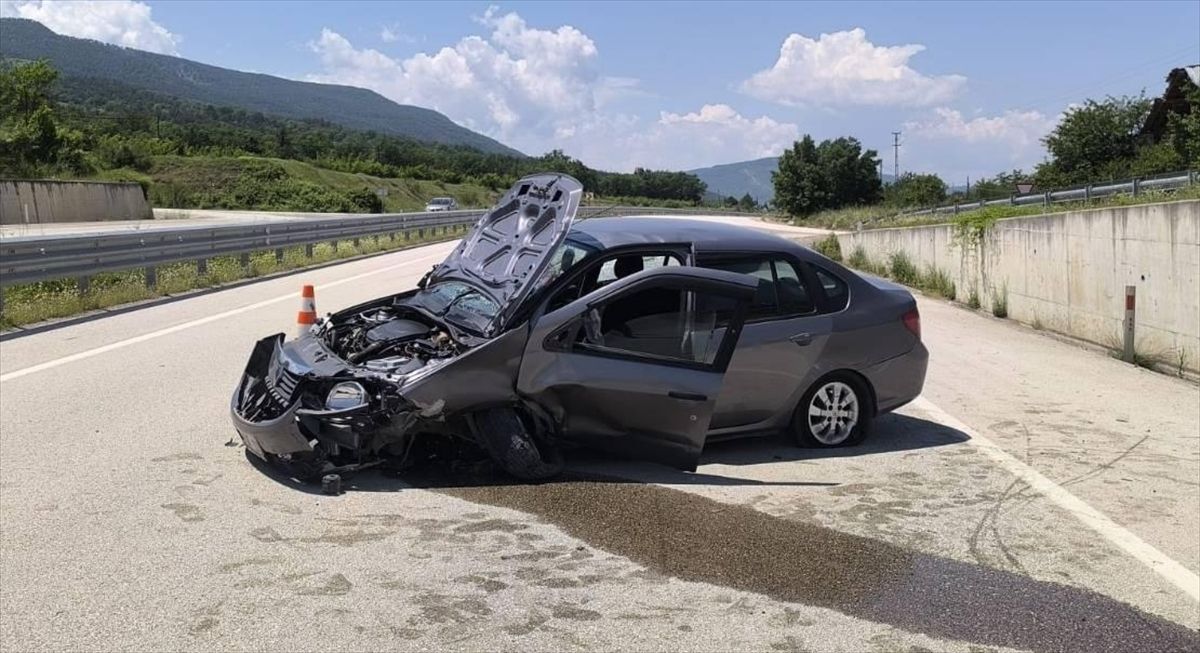 Kastamonu'da istinat duvarına çarpan otomobilde 2 kişi yaralandı