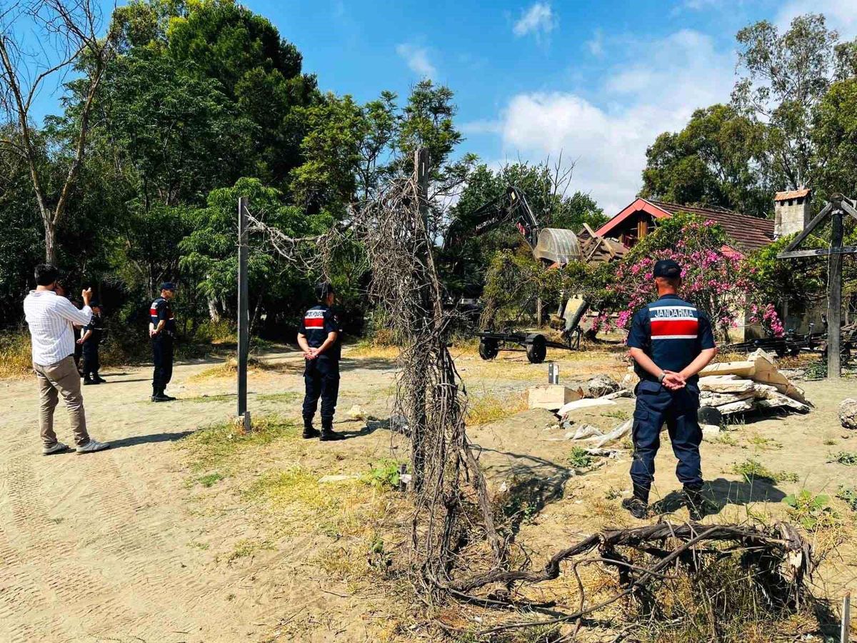 Kemer'de kaçak yapıların yıkım çalışması