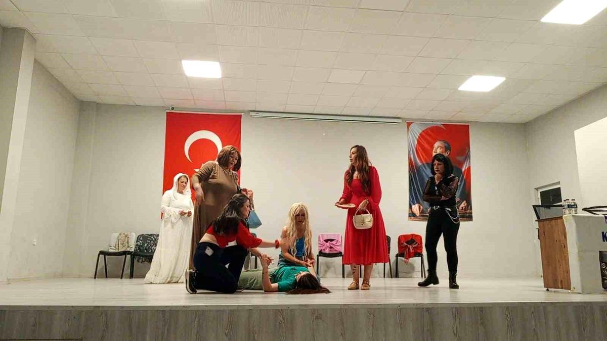 Kepsutlu kadınların oynadığı tiyatro oyunu ilgi gördü