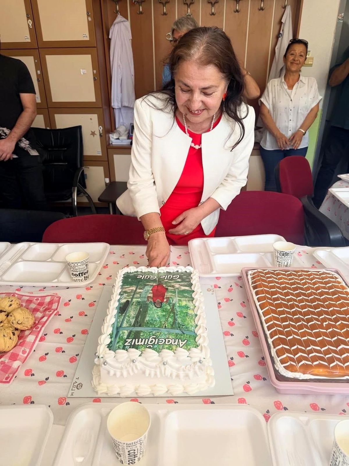 Keşan'da 41 yıllık öğretmen gözyaşlarıyla emekliliğe uğurlandı