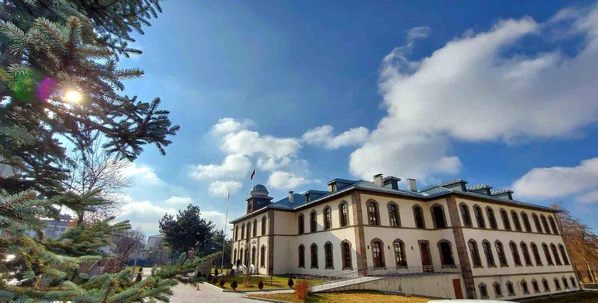 Erzurum Kongre Binası önünde açıklama yapan sivil toplum temsilcileri