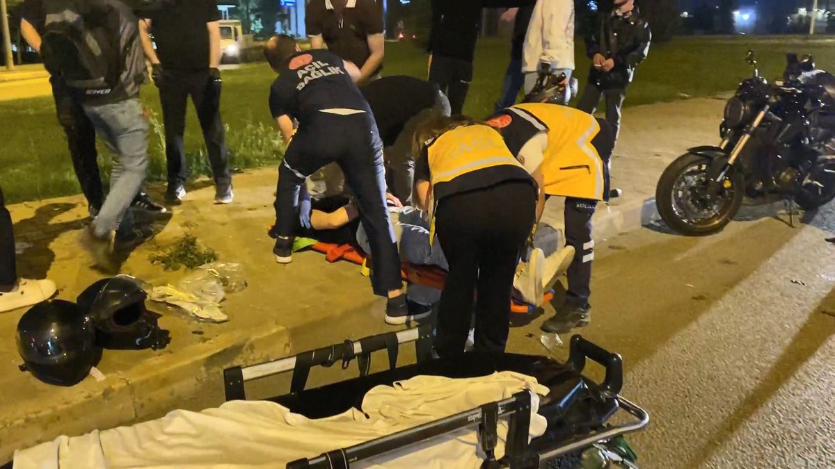 İnegöl'de meydana gelen zincirleme motosiklet kazası sonrası olay yeri incelemesi