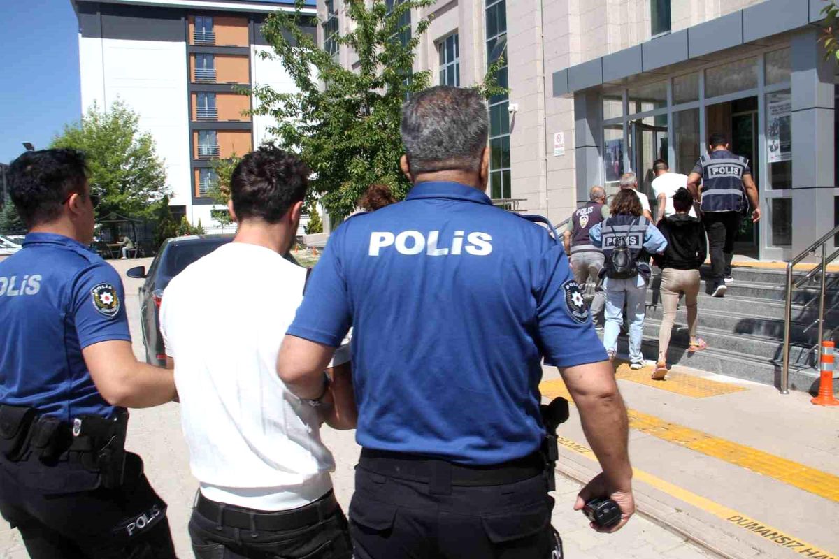 Konya'da sahte altın dolandırıcıları adliyeye sevk edildi