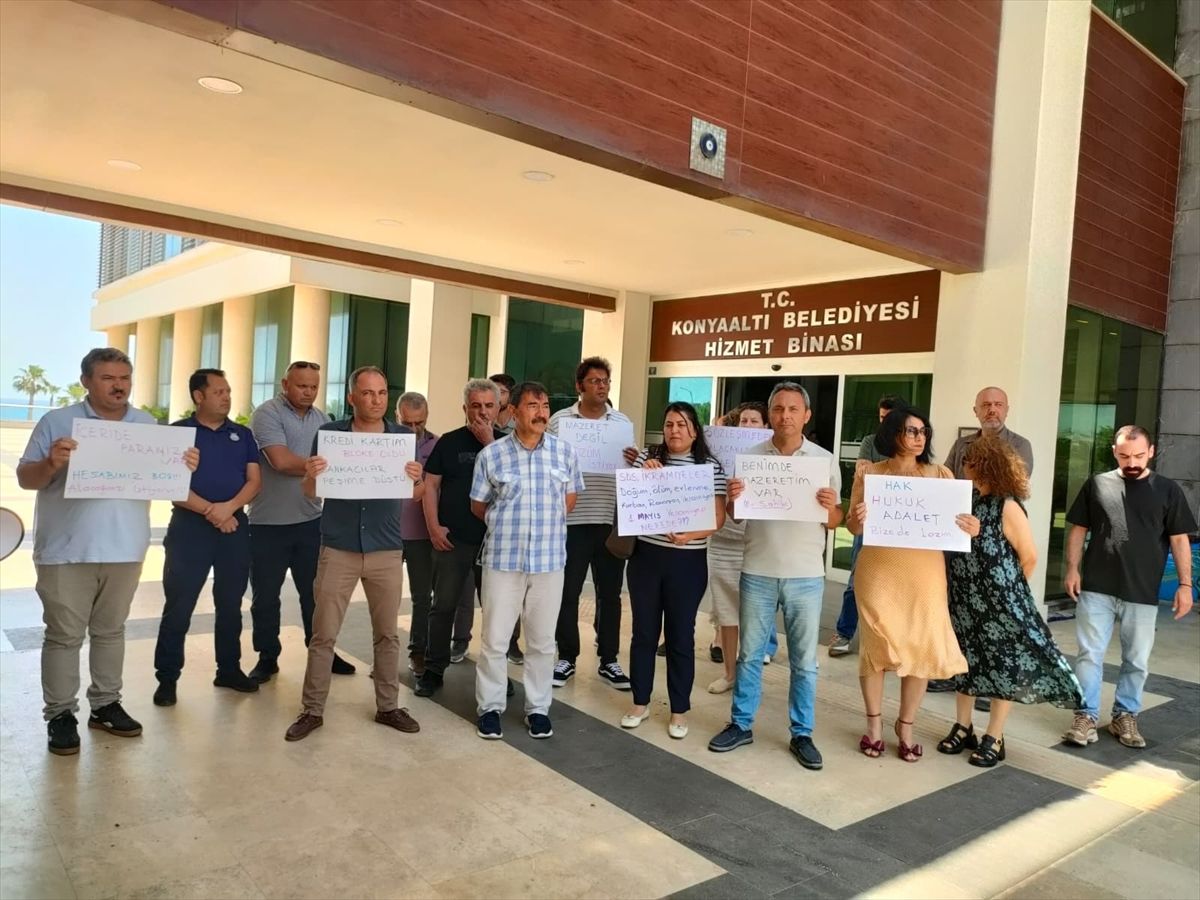 Konyaaltı Belediyesinde ikramiye ve sosyal haklarını alamayan memurlar eylem yaptı
