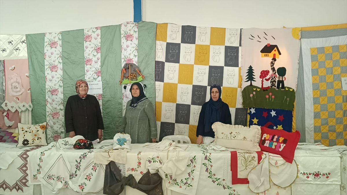 Kozan Halk Eğitimi Merkezinin yıl sonu sergisi açıldı