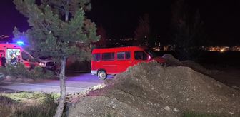 Kütahya'da toprak yığınına çarpan minibüsteki 3 kişi yaralandı