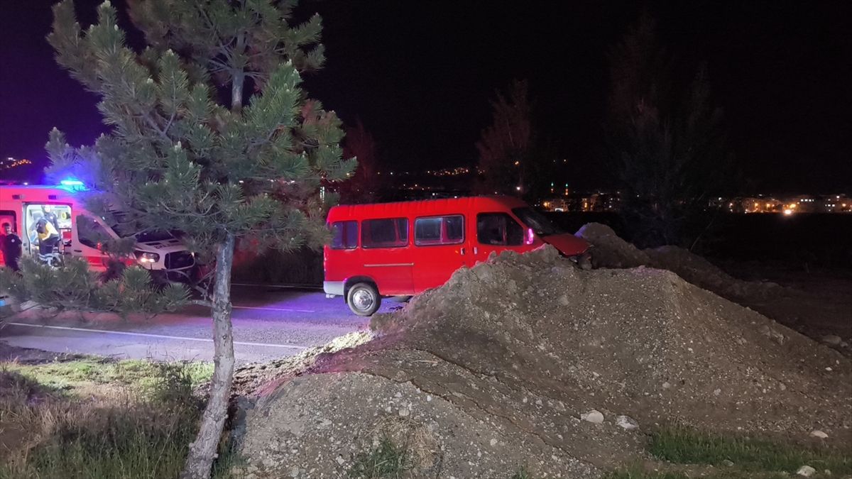 Kütahya'da toprak yığınına çarpan minibüsteki 3 kişi yaralandı