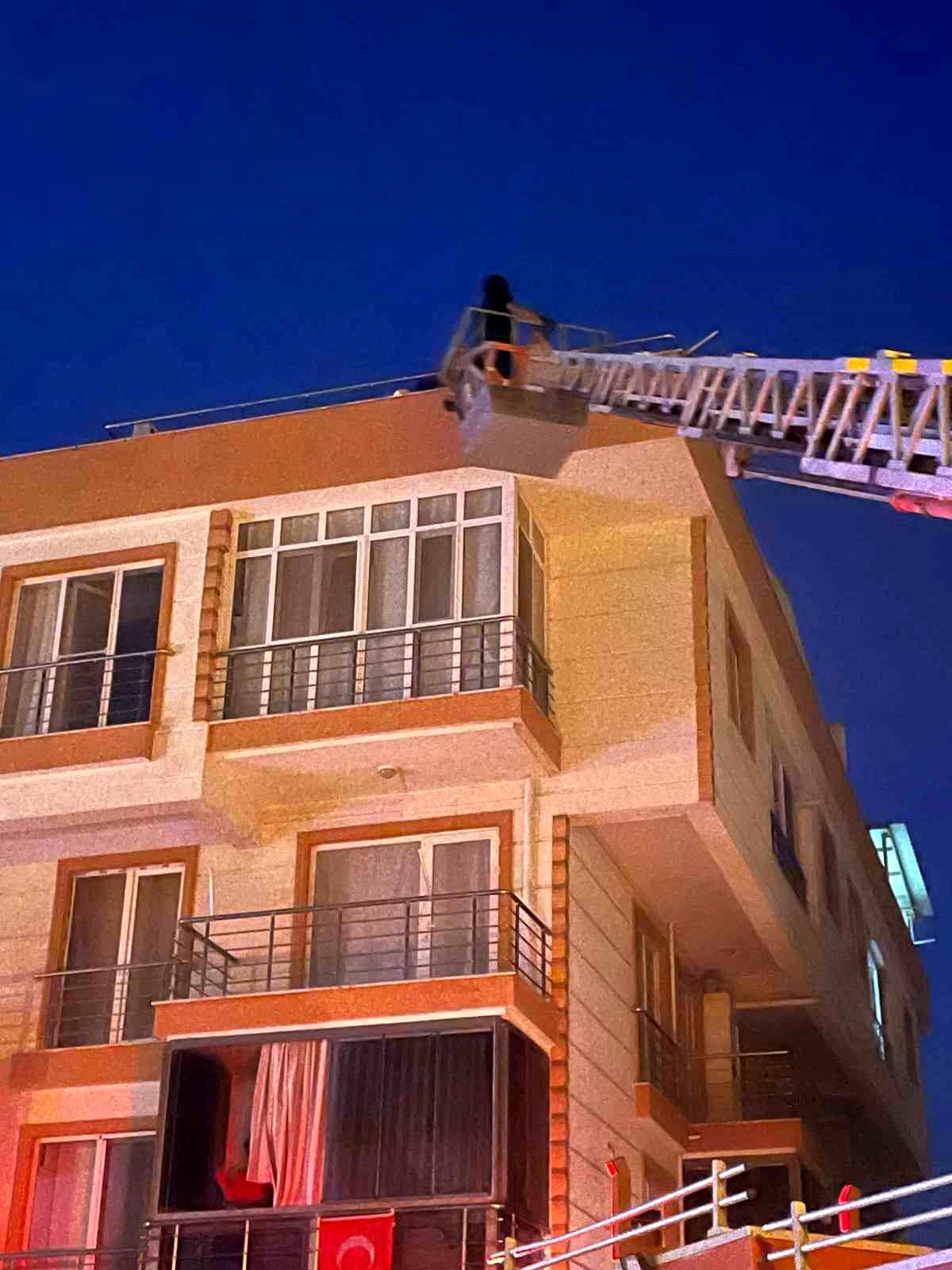 Lapseki'de 4 katlı apartmanda yangın: Çatıda mahsur kalan 4 kişi kurtarıldı