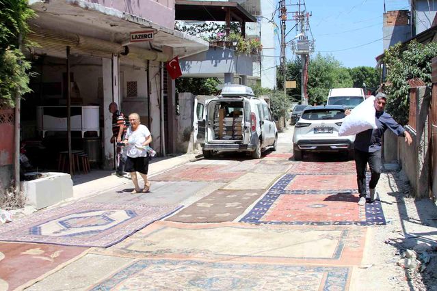 Mahallelinin toz isyanı: Yapılmayan yola halı serdiler