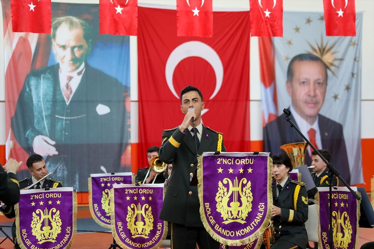Malatya 2. Ordu Bölge Bando Komutanlığı Darende'de konser verdi