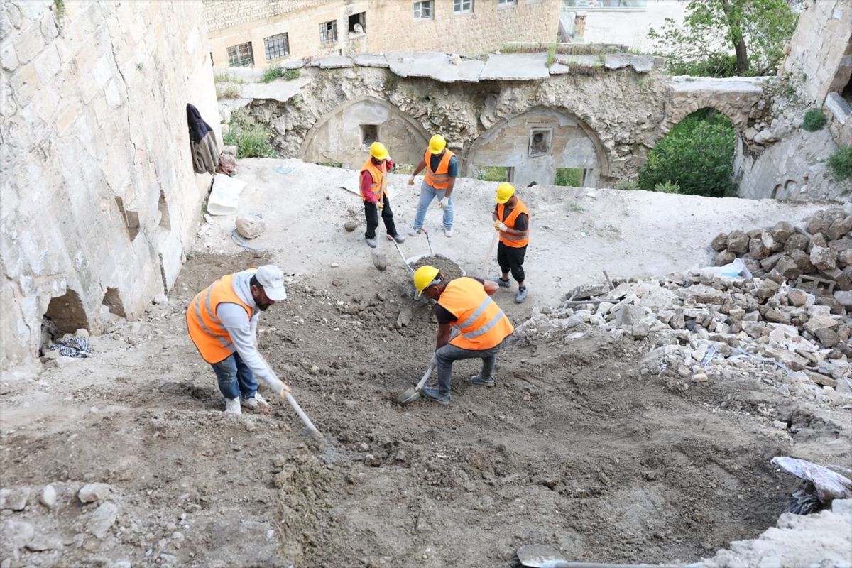 Mardin'de göçük oluşan tarihi sokakta onarım çalışmaları başlatıldı