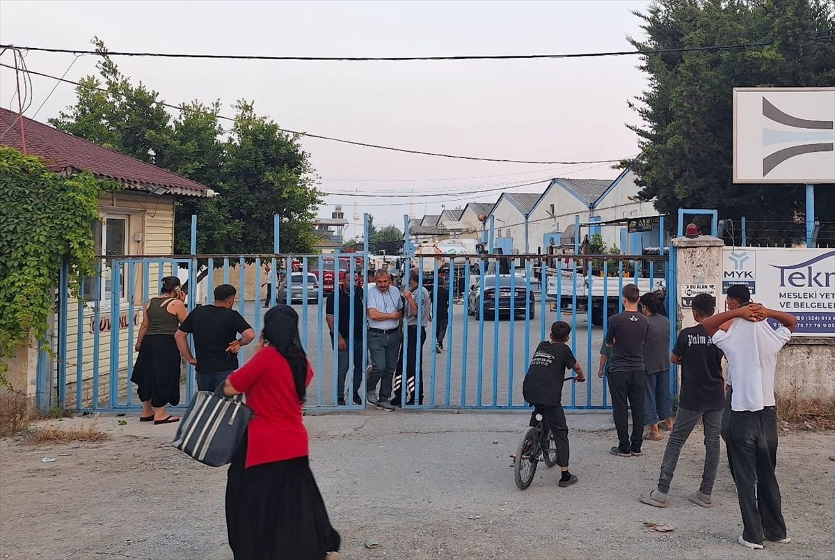 Mersin'de otomatik kepenk üretimi yapan işletmede çıkan yangın söndürüldü