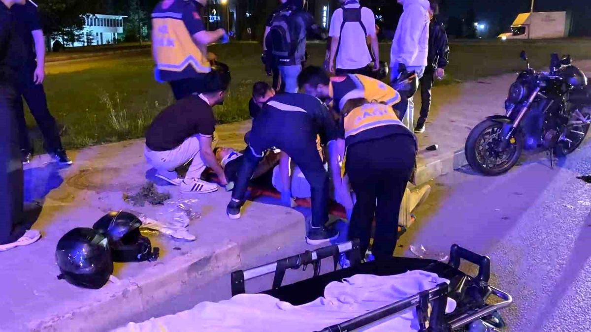 Motosiklet sürücüsü, emniyet şeridinde bekleyen motosikletlere çarptı: 3 yaralı