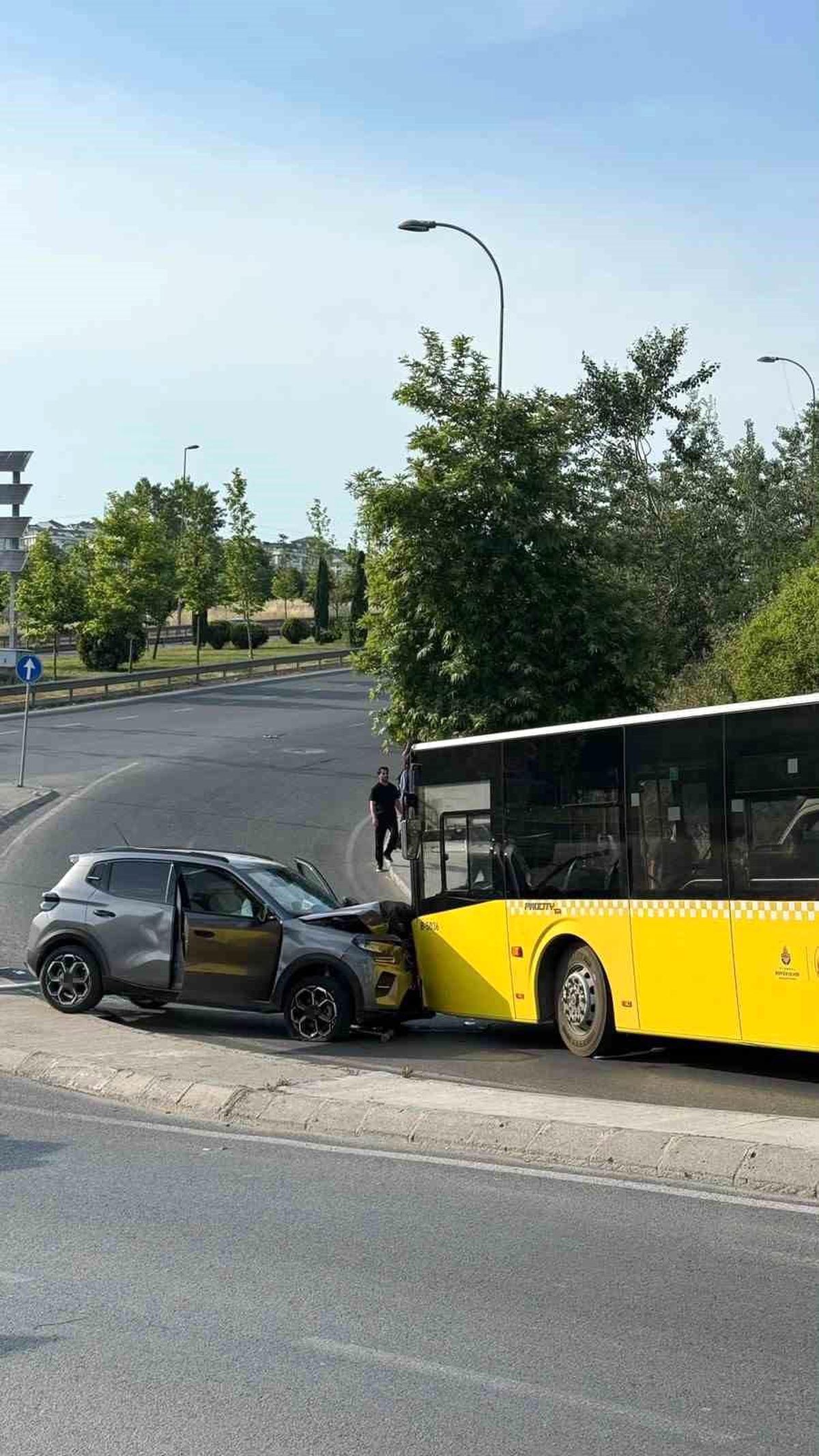 Küçükçekmece'de meydana gelen trafik kazası sonrası olay yerinden bir görüntü