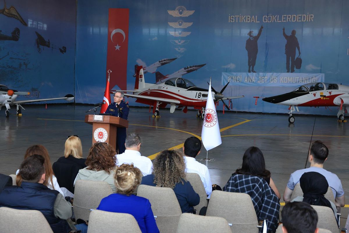 Milli Savunma Bakanlığı binası ve Türk bayrağı