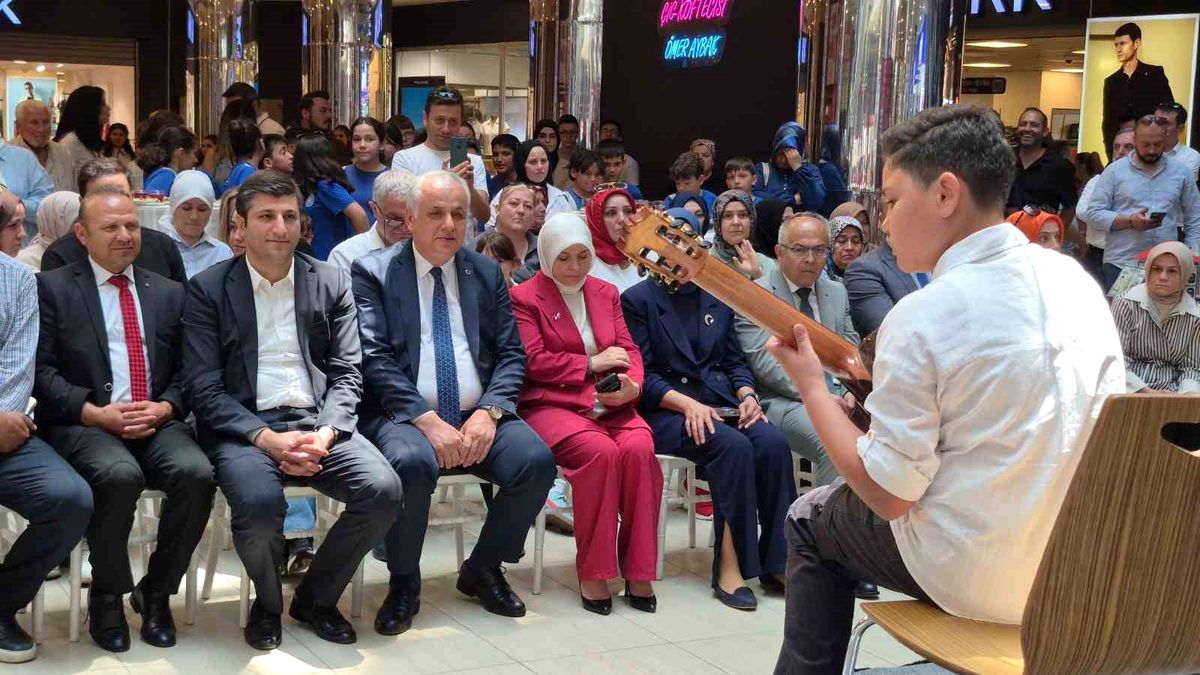 Düzce Kasım Aktaş Ortaokulu'nda düzenlenen yıl sonu sergisinden bir görünüm
