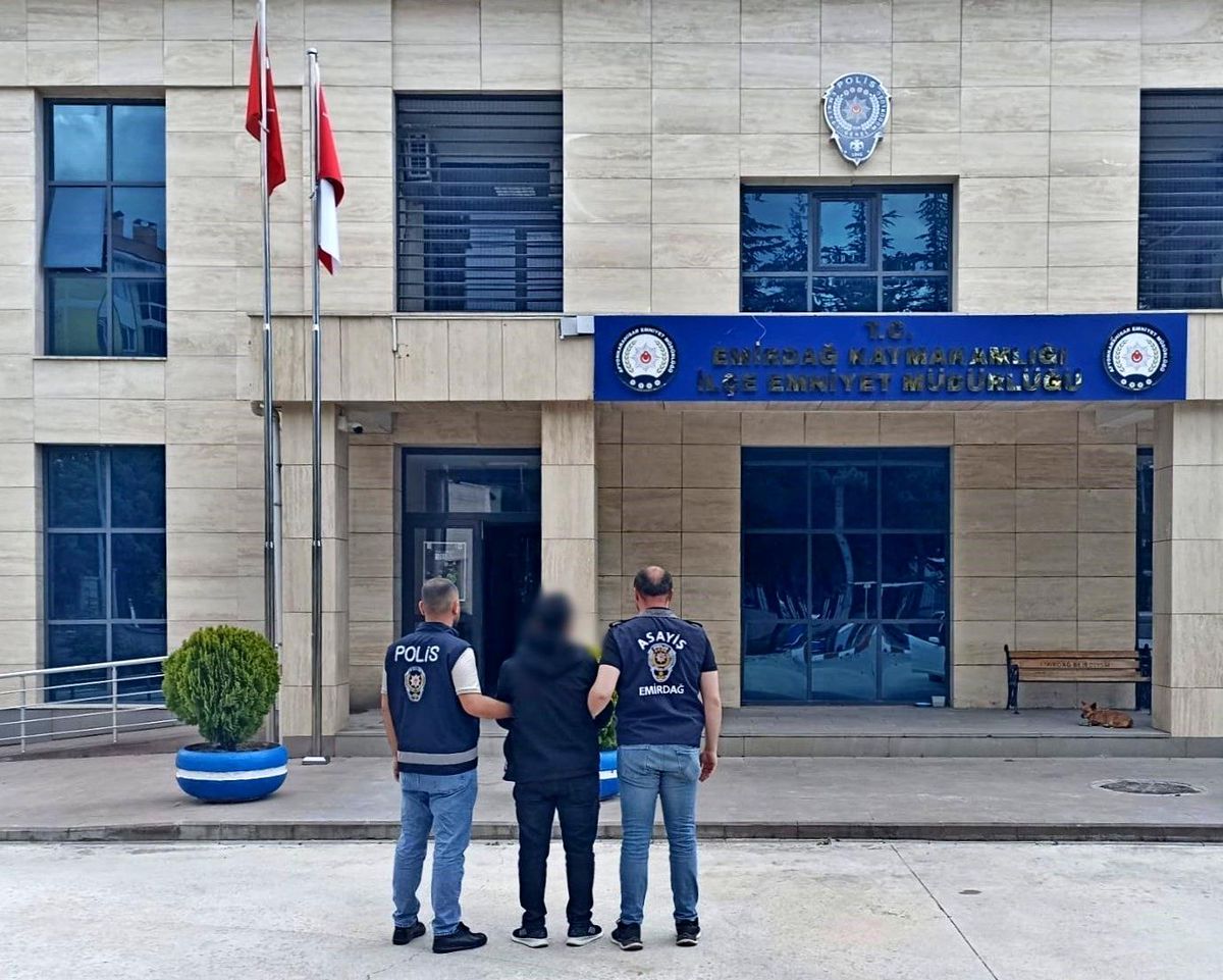 Afyonkarahisar Emniyet Müdürlüğü binası önünde polis ekipleri