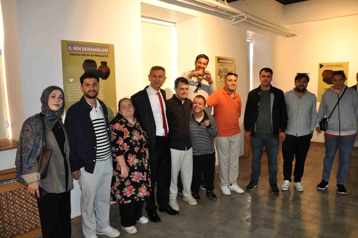 Muş'ta müze ziyareti yapan özel bireyler