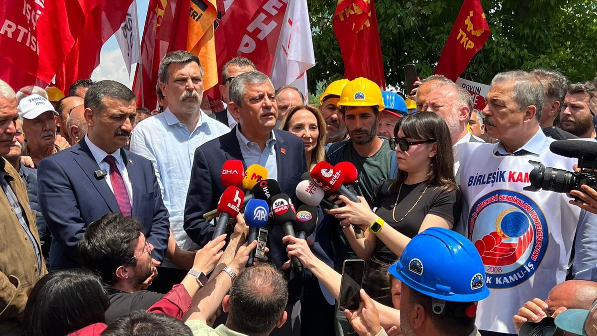 Özgür Özel maden işçileri ile bir arada