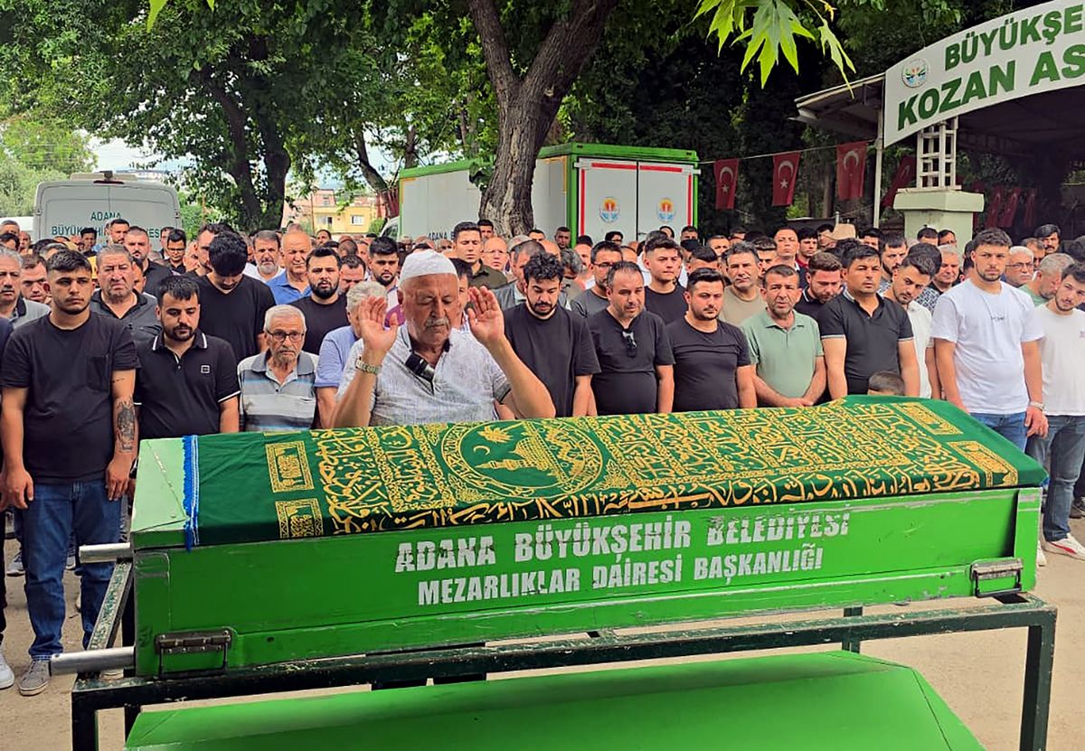 Adana'da bir evde meydana gelen olay sonrası polis ekipleri inceleme yaptı.
