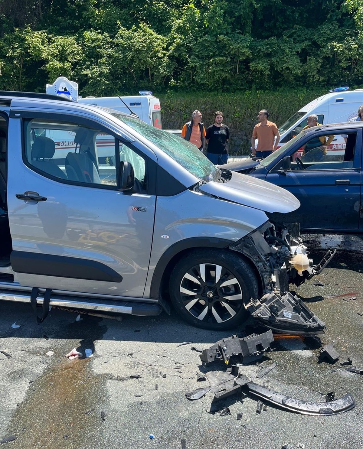 Rize'de üç aracın karıştığı trafik kazasında 2 kişi öldü, 3 kişi yaralandı
