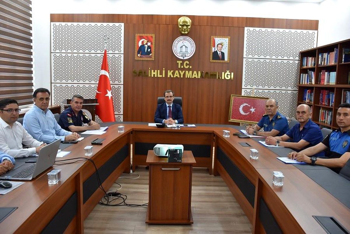 Salihli'de metruk binalara geçit yok