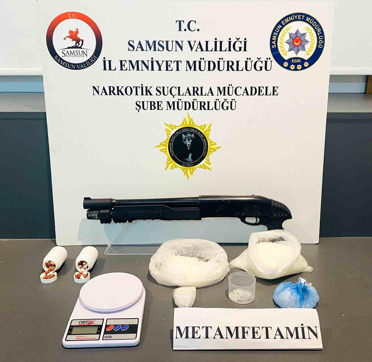 Samsun'da zehir tacirlerine gözaltı: 831 gram metamfetamin ele geçirildi