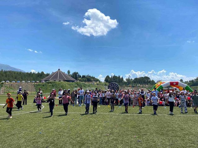 Şaphane'de çocuk oyunları ve uçurtma şenliği coşkusu