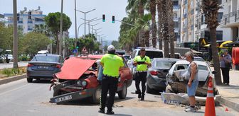 Silifke ilçesinde otomobilin çarptığı park halindeki araçta oturan kişi yaralandı