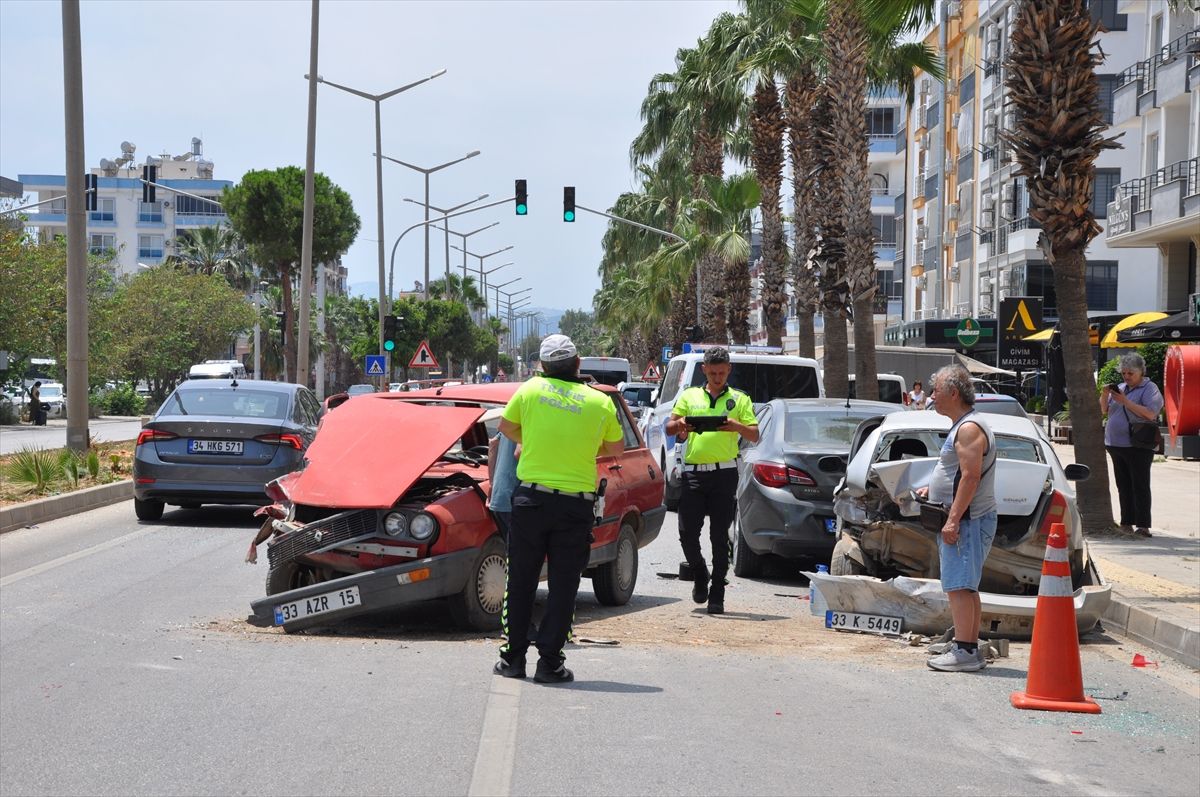 Silifke ilçesinde otomobilin çarptığı park halindeki araçta oturan kişi yaralandı