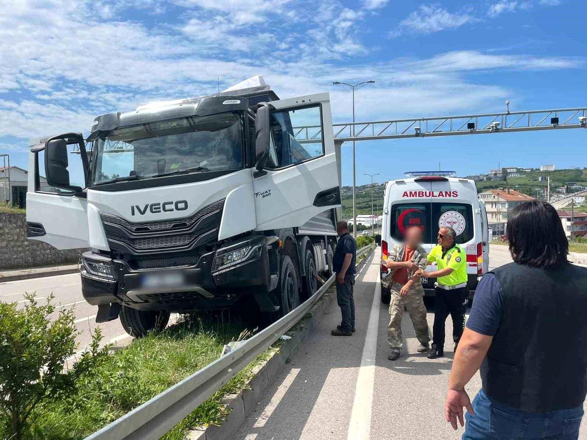 Sinop'ta kamyon sürücüsü direksiyon başında fenalaştı: 1 yaralı