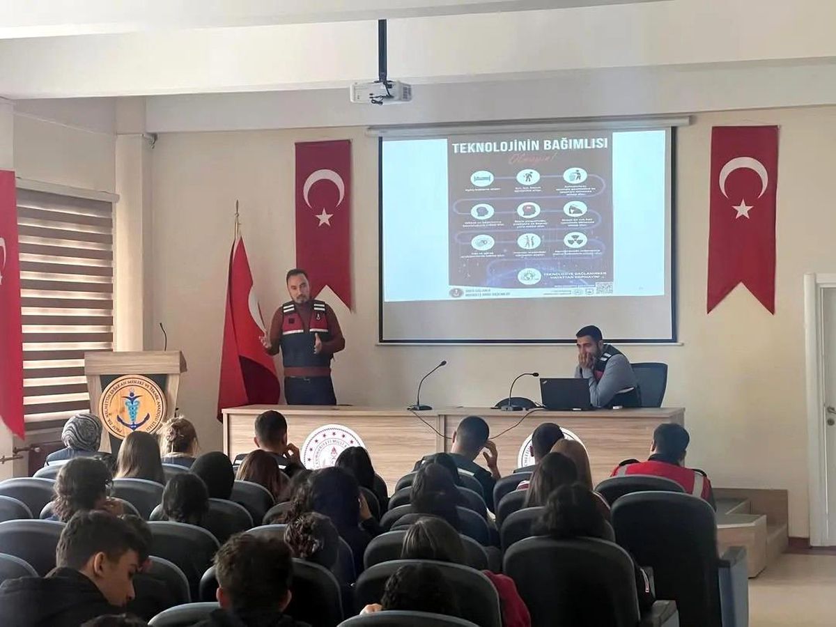 Sinop'ta öğrenciler siber tehlikelere karşı bilgilendirildi