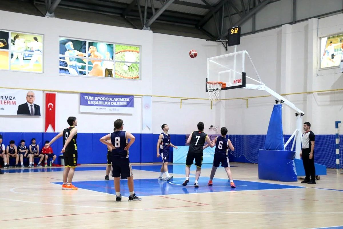 Sivas'ta düzenlenen basketbol turnuvasında kupa kazanan sporcular