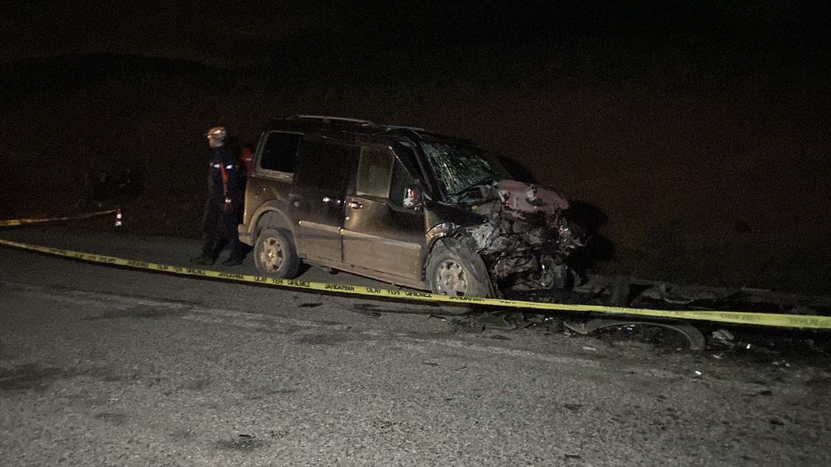 Sivas'taki trafik kazasında 3 kişi hayatını kaybetti, 2 kişi yaralandı