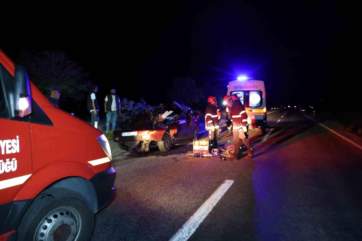Tırın tamponu otomobile ok gibi saplandı: 1 ölü