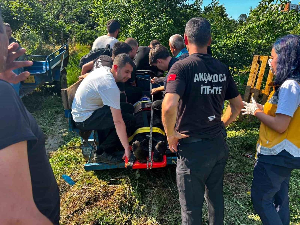Akçakoca'da devrilen traktörün olay yerindeki görüntüsü