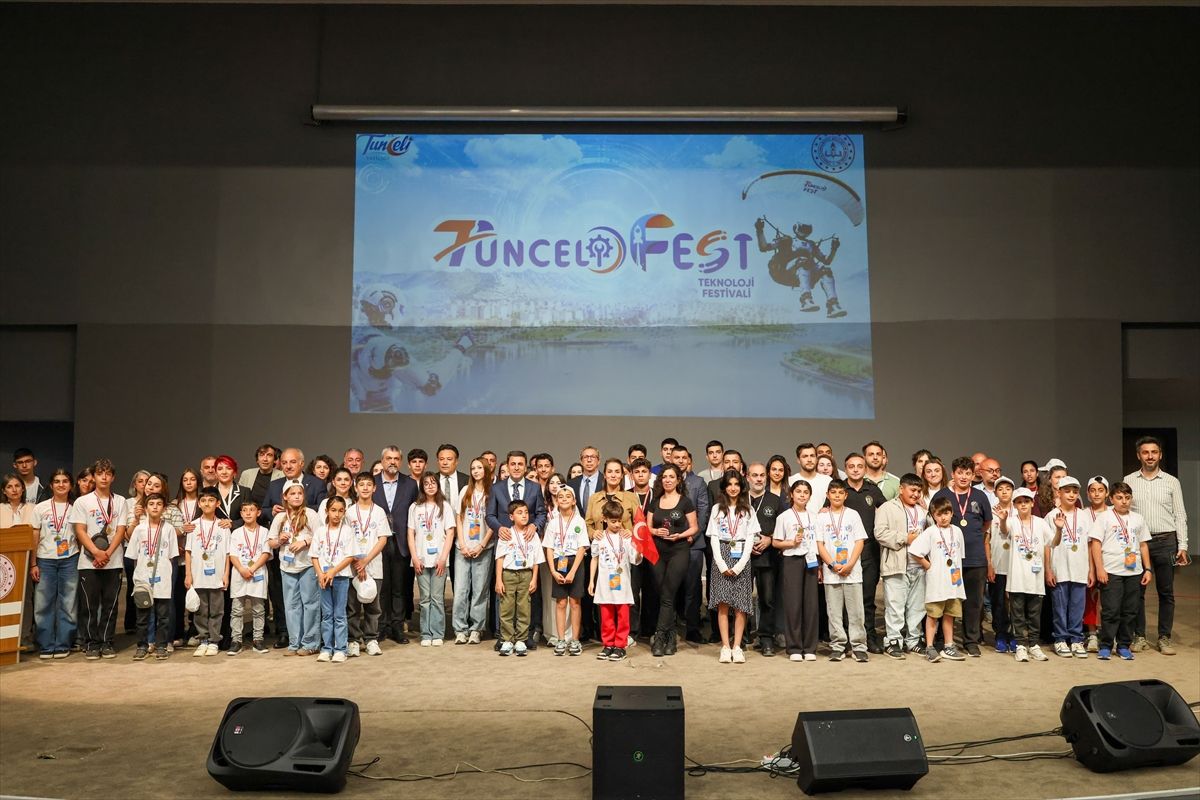 TunceliFest kapsamında stantlarda projelerini sergileyen öğrenciler ve ziyaretçiler