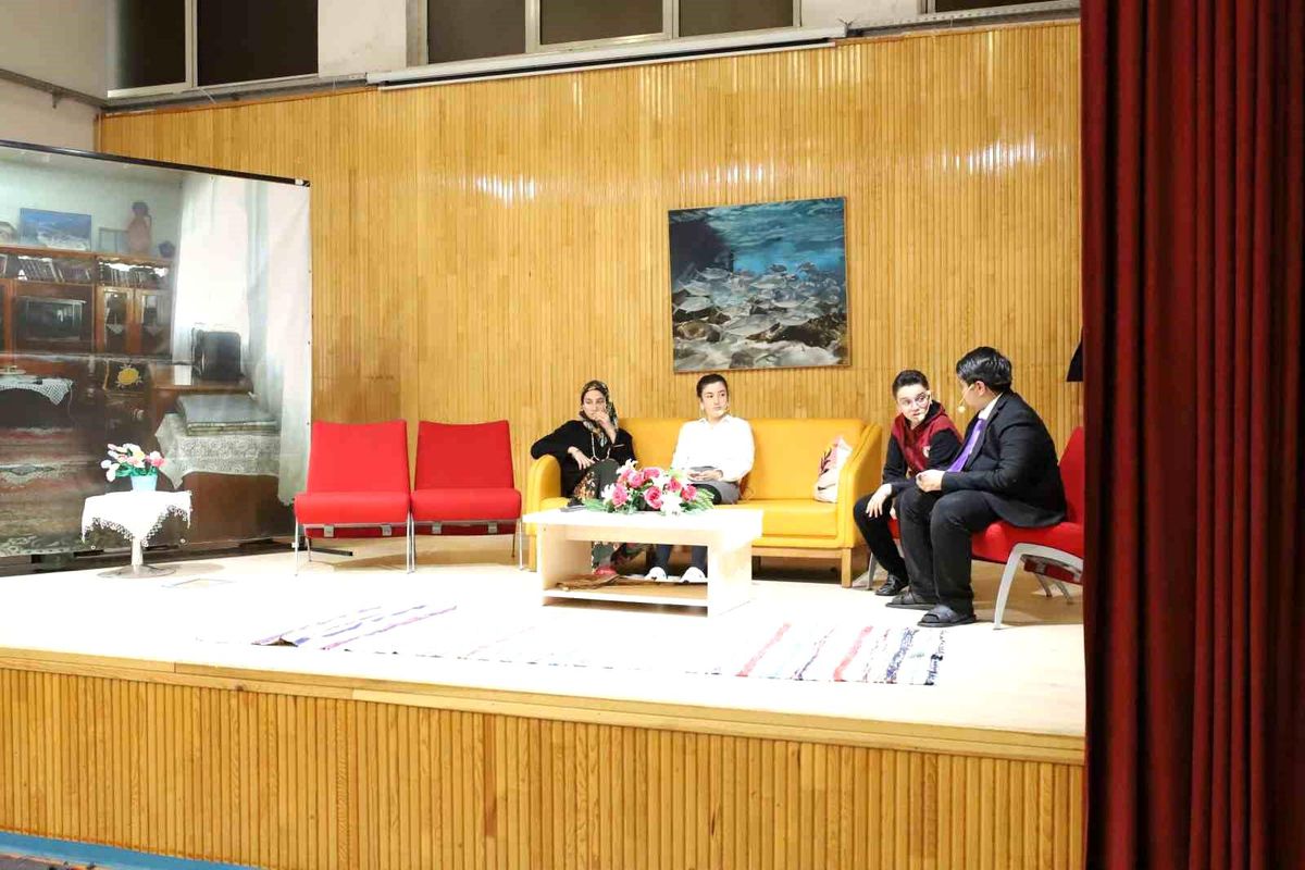 Türkeli'de 'Çatlak Aile' sahnelendi